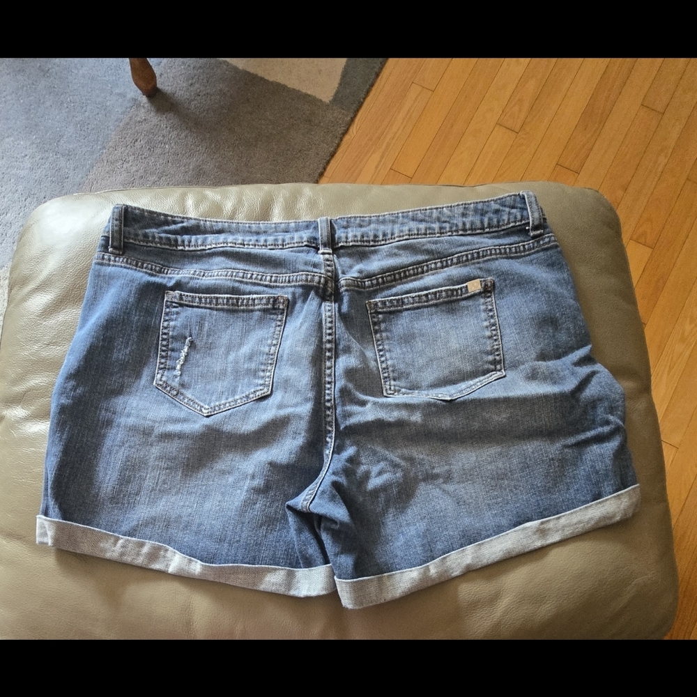 Jennifer Lopez Boyfriend Jean Shorts Size 16 - Picture 2 of 4